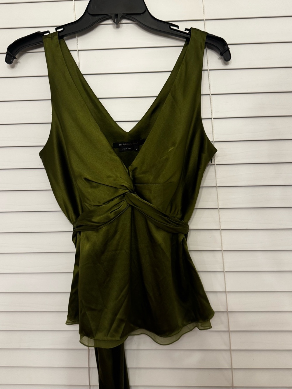 BCBG Maxazria Silk Babydoll Top S Green V-Neck Y2K Tie Belt Night Out Romantic